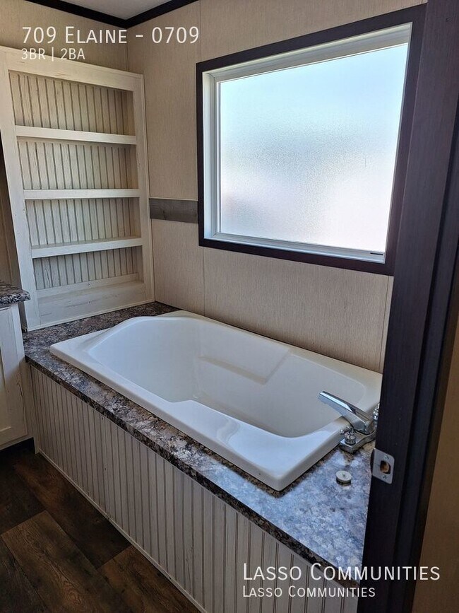 Building Photo - 709 Elaine Ct