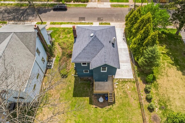 Building Photo - 725 Belmont Ave