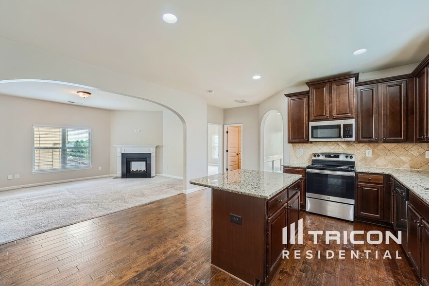 Building Photo - 744 Effendi Pl