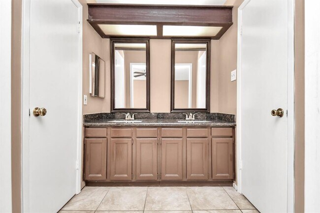 Building Photo - 17035 Quail Bend Dr