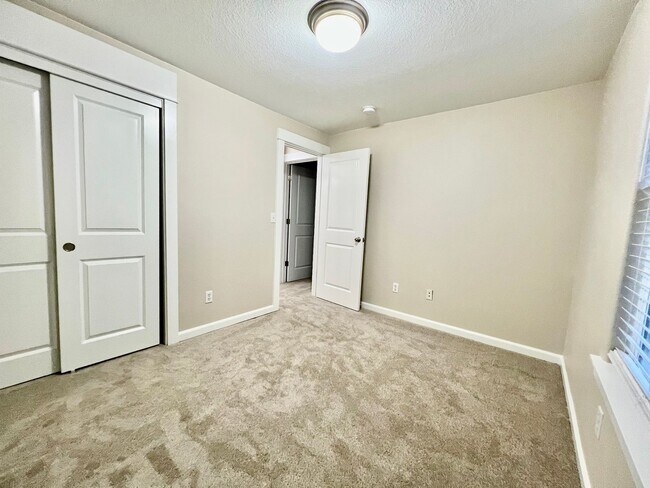 Building Photo - Meticulously maintained