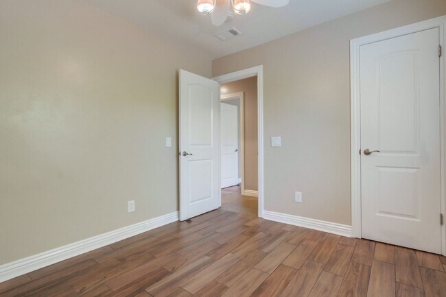 Building Photo - Beautiful 3 Bedroom + Den Home in the Foot...
