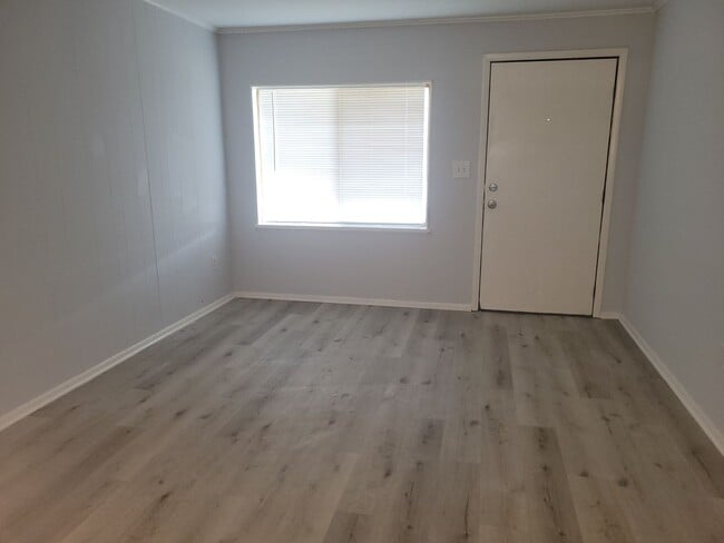 Building Photo - 2 Bedroom, 1 Bath