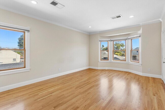 Building Photo - 826 Lincoln Ave