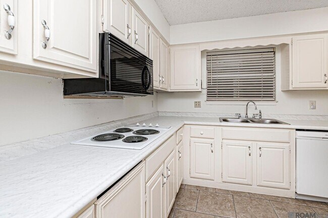 Building Photo - 2516 Shadowbrook Dr