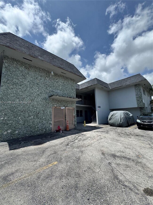 Primary Photo - 300 NE 1st Ct