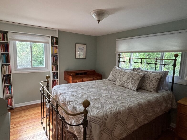Bedroom 2 (Queen High End Memory Foam Mattress) - 4712 Surry Pl