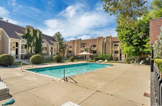 Building Photo - 435 E Creekside Cir