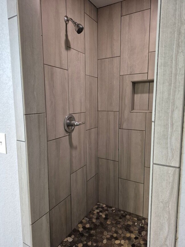 Building Photo - Move in Special on this 3 bedroom/2 bathroom townhouse