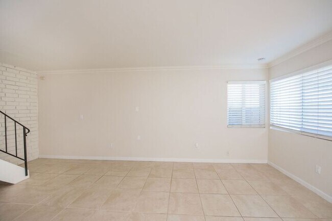Building Photo - Huntington Beach Townhouse