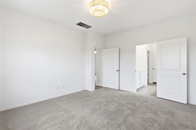 Building Photo - 1404 Roaming Oak Bnd