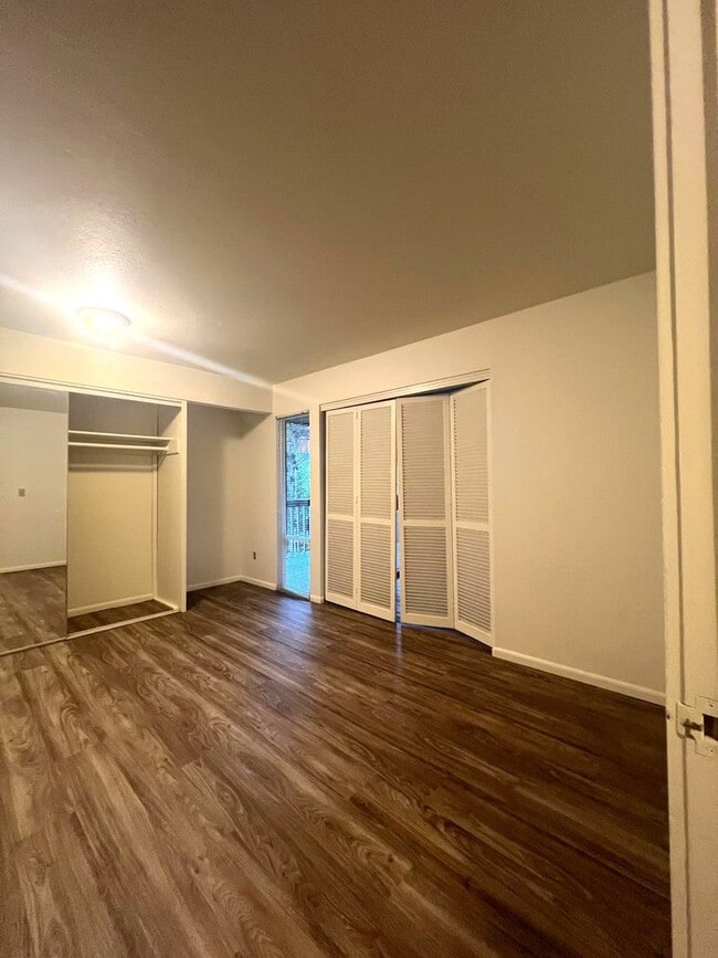 Building Photo - 2 bed 1 bath Apartment - W/ Rent Special!