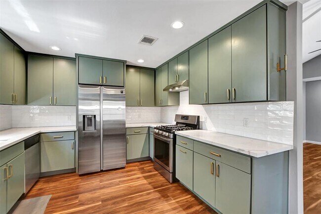 Building Photo - 25802 Maplewood Dr
