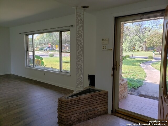 Building Photo - 600 Antler Dr
