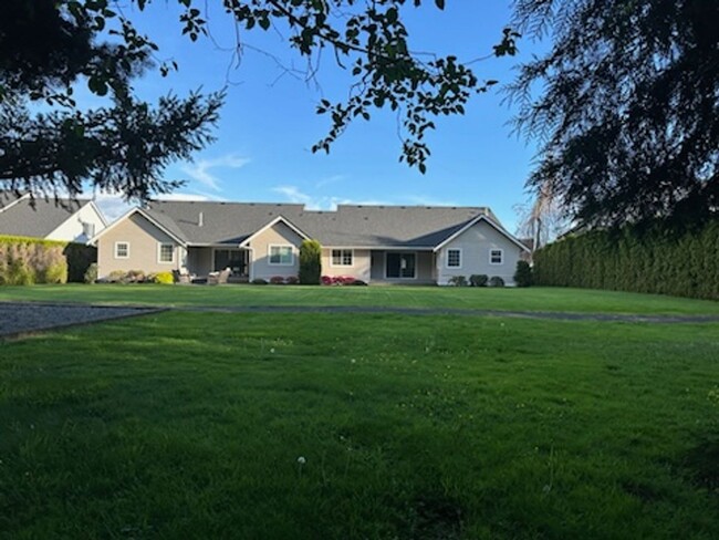 Building Photo - 2225 James Cir