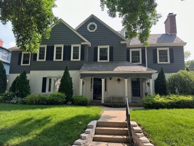 Primary Photo - 2225 E Woodstock Pl
