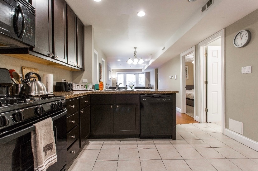 Building Photo - 2124 N Lorel Ave