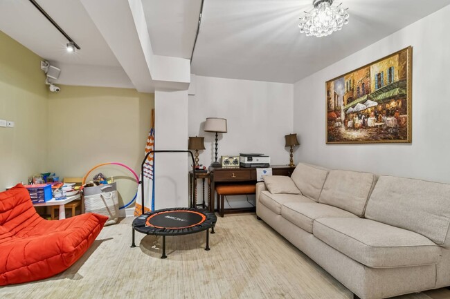 Building Photo - 100 W 57th St