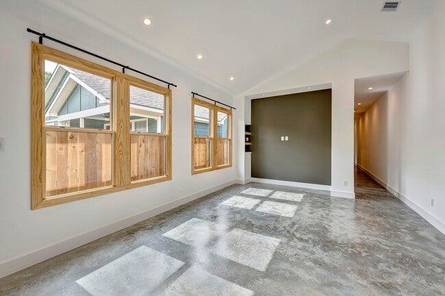 Building Photo - 907 Kern St