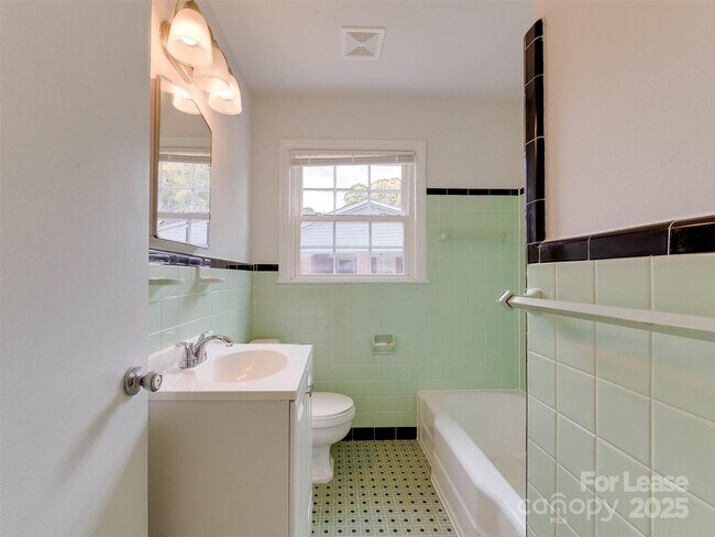 Building Photo - 1432 Bevis Dr