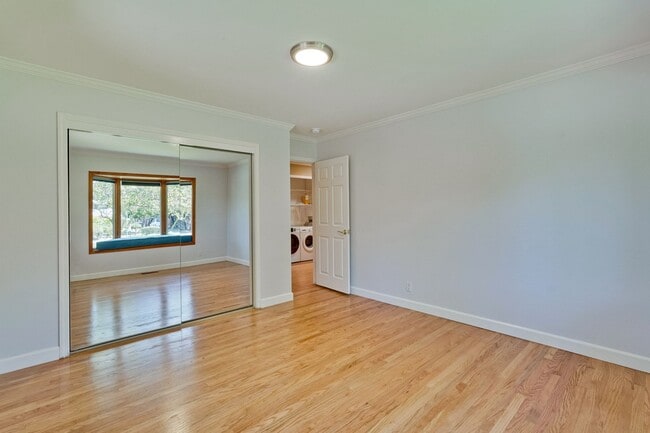 Building Photo - Excellent 3 Bedroom 2 Bath In A Great Neig...