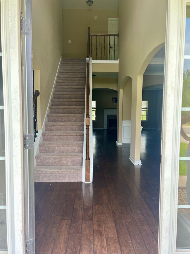Building Photo - 639 Red Oak Ln