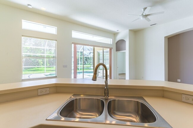 Building Photo - 4 Bed / 3 Bath Unfurnished Family Home wit...