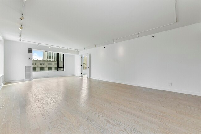 Building Photo - 220 Boylston St