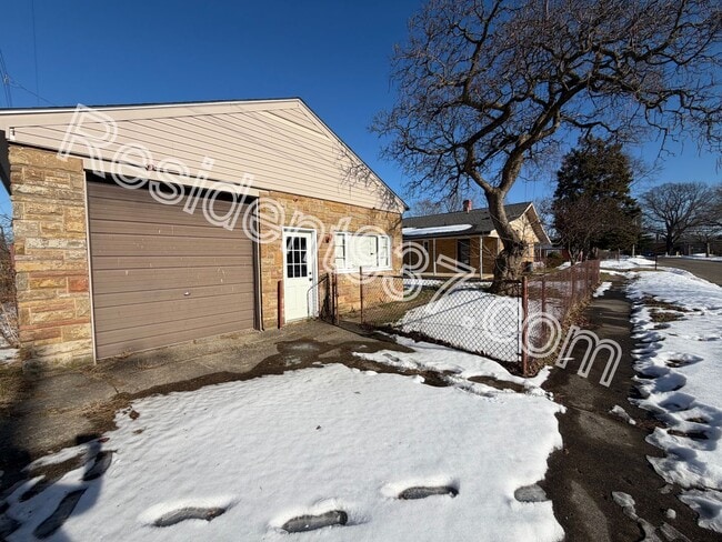 Building Photo - 2 Bed 1 bath with 500 SQ FT DETACHED GARAGE/WORKSHOP