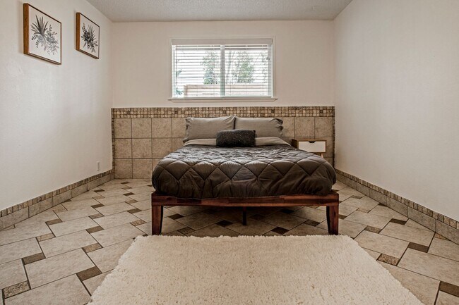 Building Photo - Fully Remodeled 3BR/1BA in the Heart of Bend