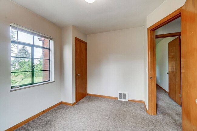 Building Photo - 347 Darrow Ave