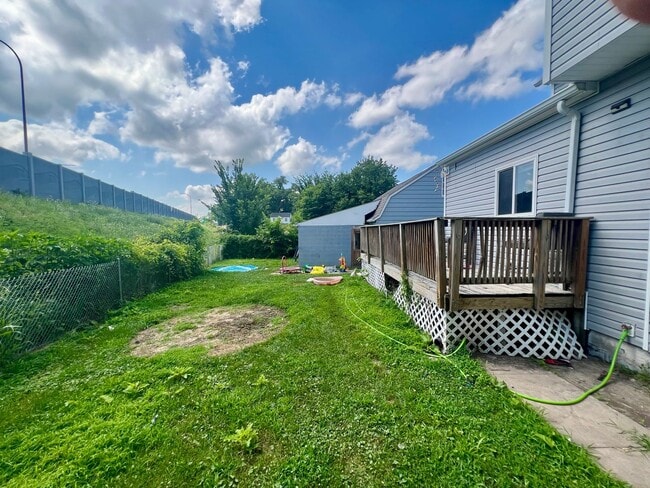 Building Photo - 4 Bedroom 2 Bathroom Fenced Moline Home