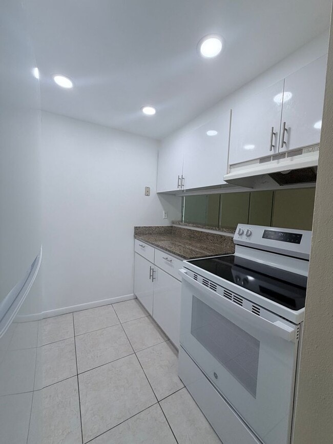 Building Photo - Two bedroom & Two bathroom Condo with balcony and laundry facilities