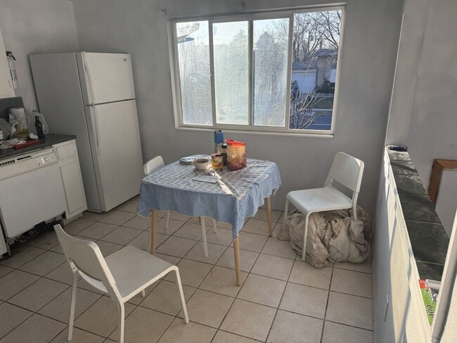 Building Photo - Upstairs Unit in Prime West Valley Location!