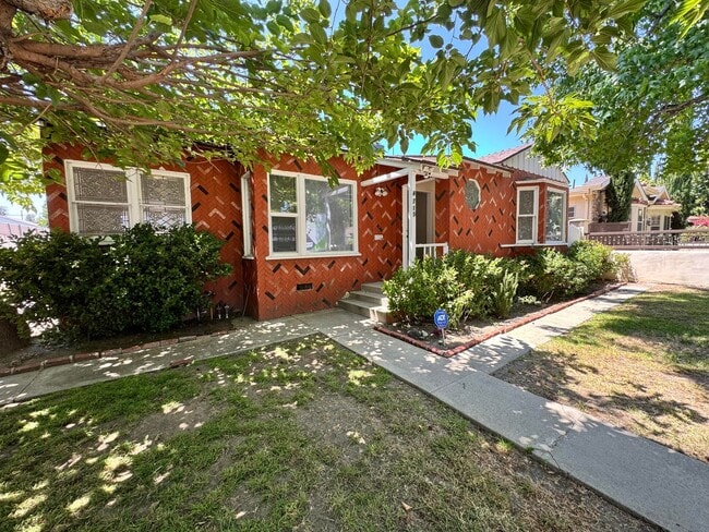 Building Photo - Beautiful Sherman Oaks Home!