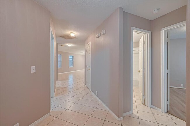 Building Photo - 4826 Cliffpoint Ct