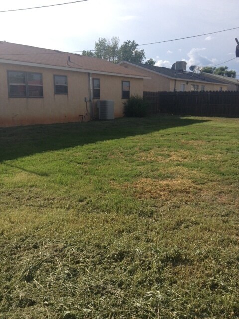Building Photo - Near Hospital and Sandia Elementary Pets Allowed