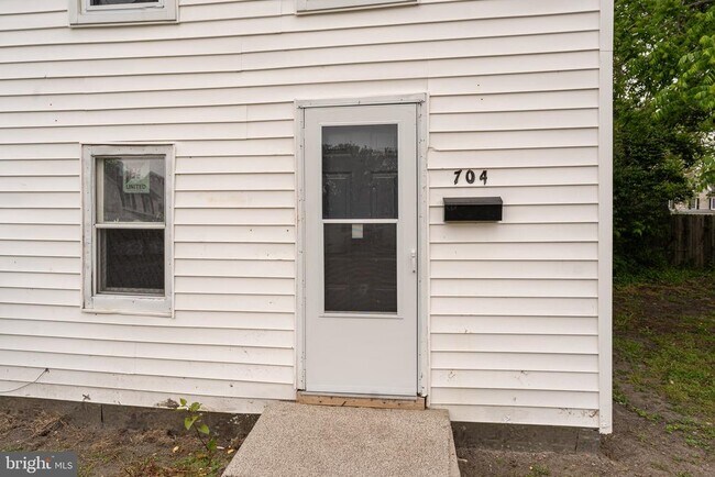 Building Photo - 704 5th St