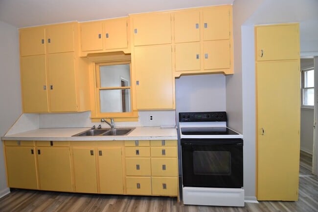 Building Photo - Beautiful 3 Bedroom Lower Unit Apartment i...