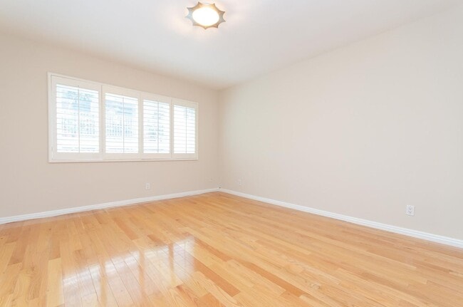 Building Photo - Stunning renovated apartment in the Heart ...