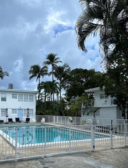 Building Photo - 6865 Bay Dr