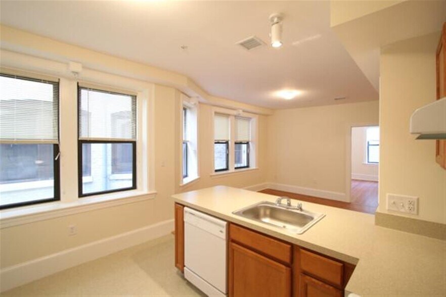 Building Photo - 859 Massachusetts Ave