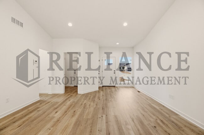 Building Photo - 5238 N Pinecrest Ct