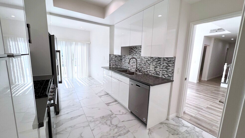 Building Photo - 5420 Sylmar Ave