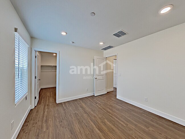 Building Photo - 5949 W Columbine Dr