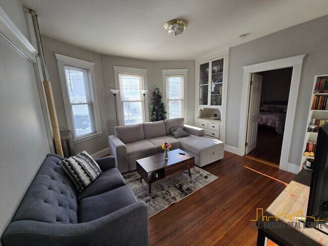 Building Photo - 317 Summit Ave