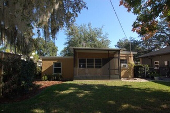 Building Photo - 1940 Sunset Ln