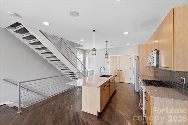 Building Photo - 919 Westbrook Dr