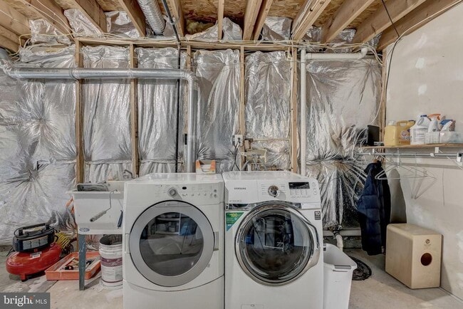 Building Photo - 583 Henderson Rd