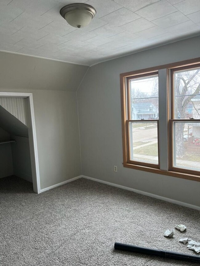 Building Photo - Large 5 bedroom / 2 bath home in central O...
